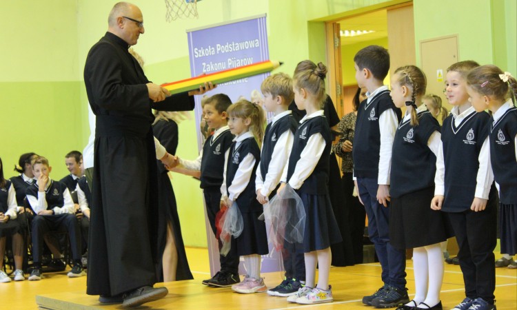 Uroczyste pasowanie uczniów klas pierwszych