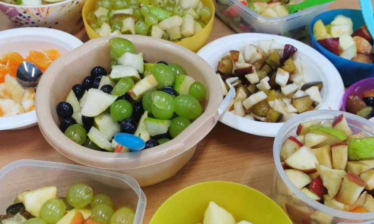 Kulinarne przygody klasy 2b: Owocowe Sałatki i Słodkie Wypieki!