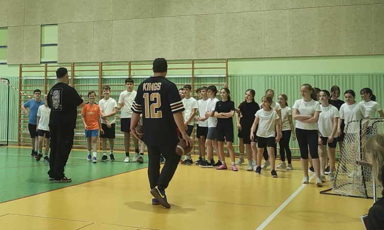Trening futbolu amerykańskiego w klasach szóstych